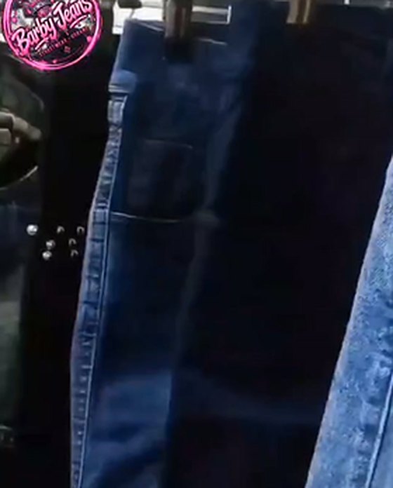 Jeans colgados en el perchero de Barby Jeans